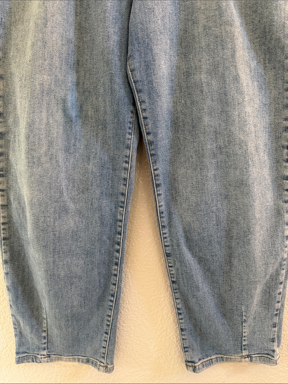 Anthropologie Pilcro High Rise Pleated Barrel Relaxed Straight Leg Jeans Size 28 - Picture 4 of 8